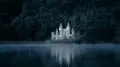 Un château blanc se reflète dans un lac immobile, la nuit